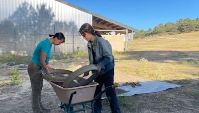 En busca de una moneda en las cloacas de las termas romanas de Noheda