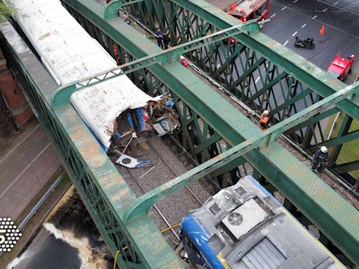 阿根廷2火車對撞！車廂脫軌「漏油爆炸」 釀90人受傷│TVBS新聞網
