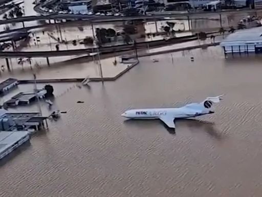 El sorprendente video del aeropuerto de Porto Alegre bajo el agua, visto desde un drone