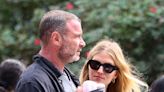 Las tiernas imágenes de Liev Schreiber como papá canguro con su hija recién nacida