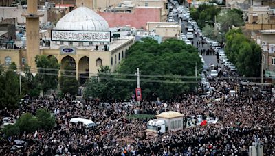 Dezenas de milhares de pessoas comparecem ao funeral do presidente iraniano, em Teerã