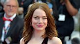 Cheveux : Emma Stone abandonne le roux au profit de cette coloration populaire