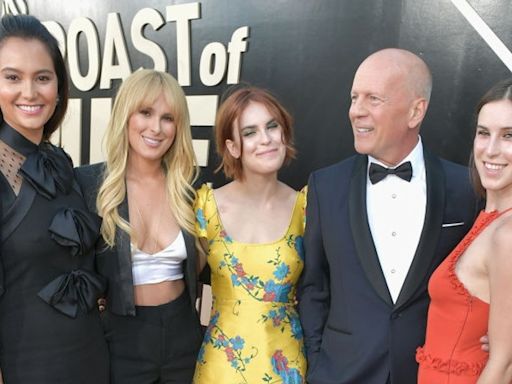 Las hijas de Bruce Willis posan con bikinis a juego y Rumer habla de lo "rarunos" que son en su familia