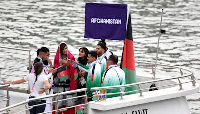 Delegación olímpica de Afganistán se presenta con bandera de la República en protesta contra el Talibán