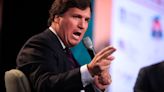 Cuánto ganaba Tucker Carlson, el controvertido periodista acusado de misoginia que Fox echó luego de perder millones