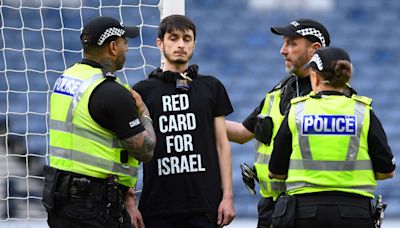 Guerre Israël-Hamas : un manifestant s’enchaîne aux poteaux de but lors du match Écosse-Israël