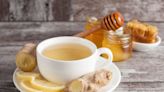 Los beneficios del súper té de jengibre, cúrcuma, miel y limón: el momento clave para tomarlo