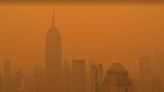 Cielo de Nueva York se tiñe de naranja y ceniza por incendios forestales