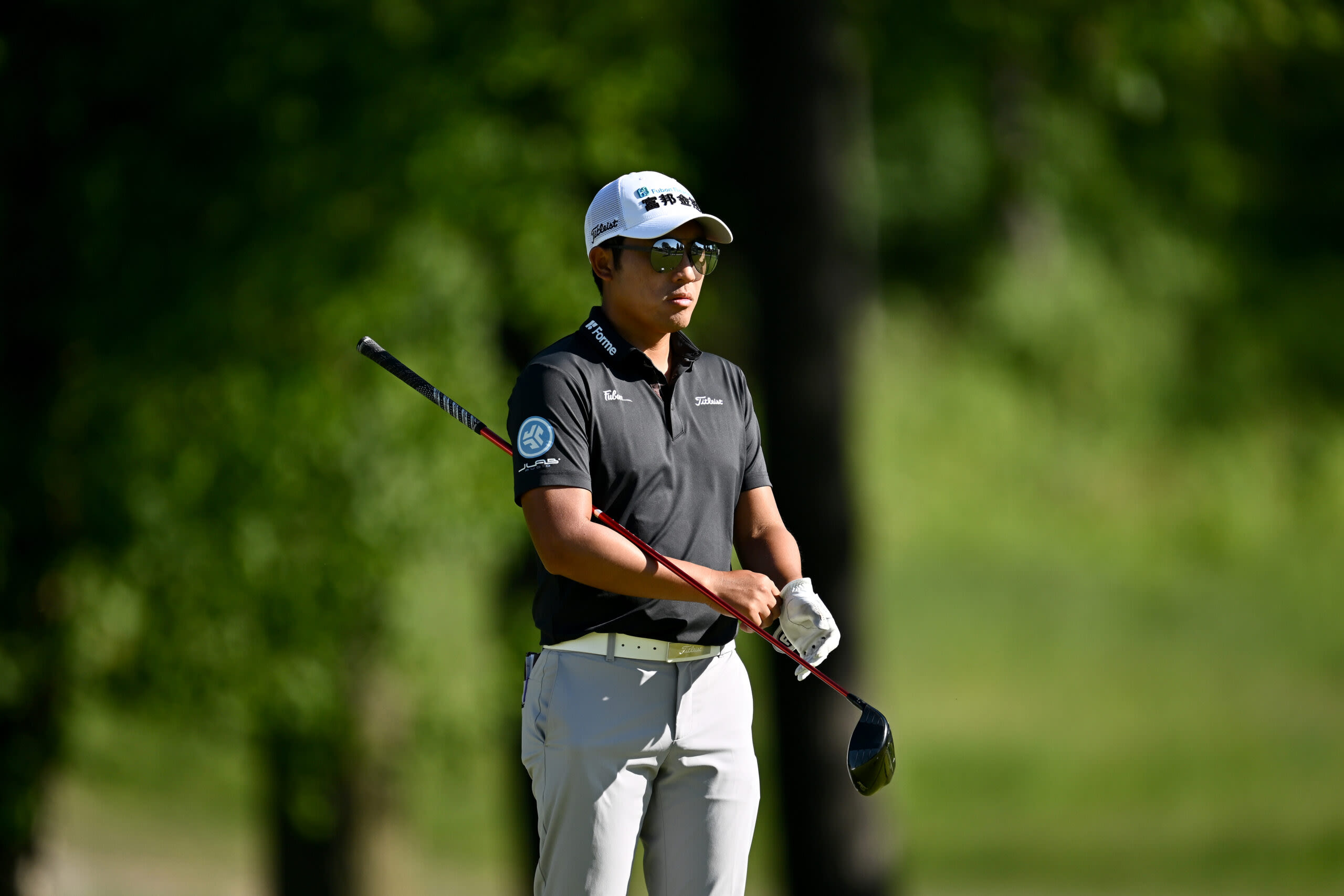After Fluff Cowan takes a tumble, C.T. Pan turns to a fan to caddie at 2024 RBC Canadian Open