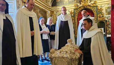 Expertos quedan atónitos tras abrir sepulcro de Santa Teresa de Jesús y descubrir su cuerpo incorrupto