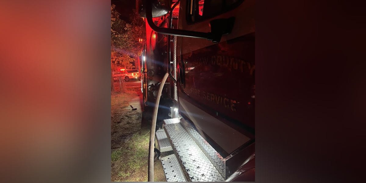 Kershaw County crews combat heavy fire at Elgin home