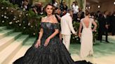 Penélope Cruz, Elsa Pataky y Rosalía en la Met Gala 2024: "Cariño no me puedo mover mucho porque esto es bien apretao"