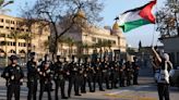 Estudiantes de Pomona College realizan protestas pro Palestina durante ceremonia de graduación