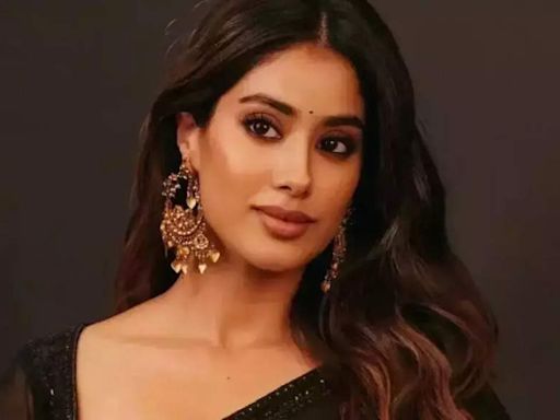 Janhvi Kapoor reveals how paparazzi stopped clicking her pictures from behind: 'They are forced to listen to me' | Hindi Movie News - Times of India