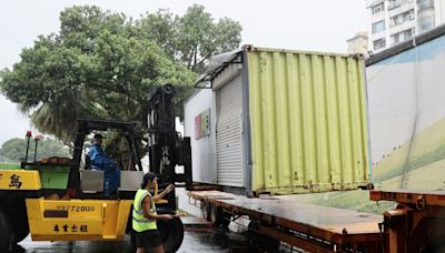 颱風山陀兒來襲 自行車業者搬移貨櫃（2） (圖)