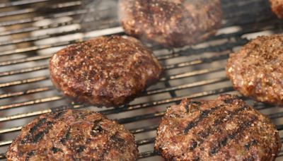 I've been a chef for years. Here are my 8 tips for making perfect, juicy burgers.