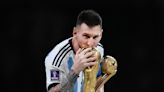 El beso de Lionel Messi en Qatar 2022 que le dio la vuelta al planeta: con la Copa Mundial de Fútbol