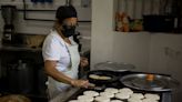 Venezolanos celebran el "Día Mundial de la Arepa", su alimento insigne