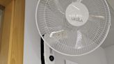 Las familias del IES Segrelles de Albaida pagan ventiladores para aliviar el calor en el centro