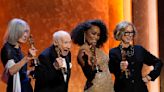 Mel Brooks y Angela Bassett reciben Oscar honorarios en gala estelar