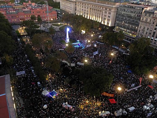 “El que no salta votó a Milei”: congregados por la defensa de la educación, una multitud descargó su enojo contra el Presidente