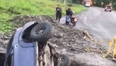 Vehículo con turistas cayó en socavón en la carretera E-20 Esmeraldas-Quinindé