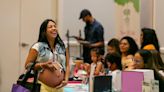 Un ‘baby shower’ comunitario bendice con alegría, sustento y regalos a las embarazadas de Miami