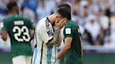 Messi y la derrota de Argentina en el debut del Mundial 2022: del gol liberador a un final con las piernas caídas y el ánimo roto