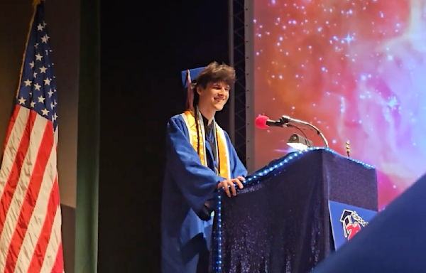 High school valedictorian delivers moving speech following father's funeral