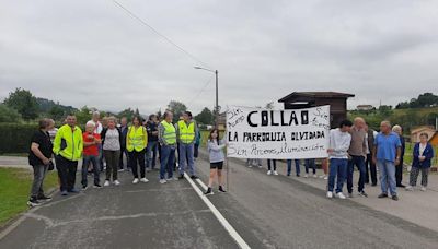 Los vecinos de Collao, en Siero , cortan la carretera en protesta por la ausencia de arcenes y aceras: "Ponen en riesgo nuestras vidas"