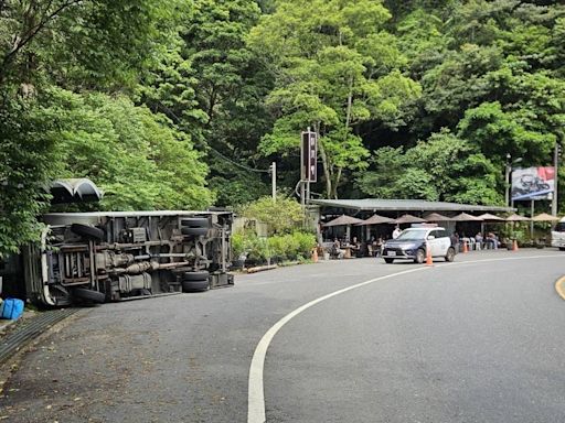 影／北宜公路傳翻車事故 大貨車疑過彎車速快自摔