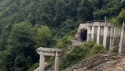影/四川雅康高速公路遭土石流沖垮 「三車六人墜落」僅一人獲救