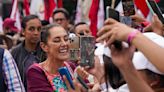 Claudia Sheinbaum arranca campaña presidencial en el Zócalo; sindicatos y candidatos movilizan simpatizantes