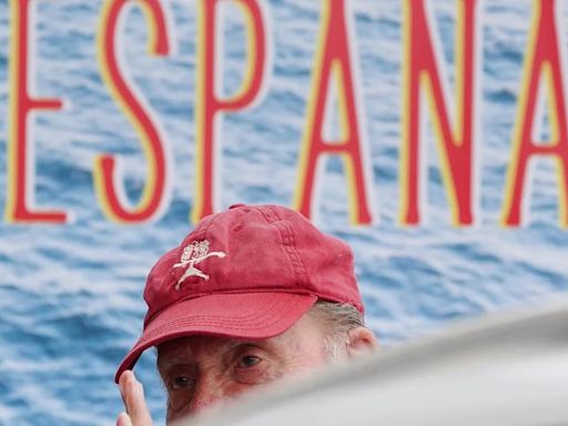 Juan Carlos I aterriza en Santiago para participar en las regatas del fin de semana de Sanxenxo