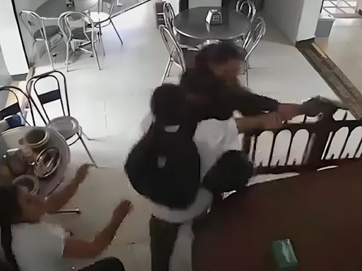 Valientes mujeres se enfrentaron a un ladrón armado en un restaurante en Medellín: el video viral muestra cómo una de ellas le quita la pistola