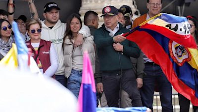 Petro sacó la bandera del M-19 y envió contundente mensaje: “No se esconde, se levanta”