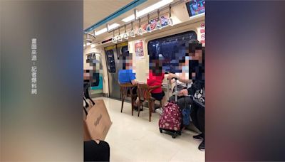 民眾扛椅搭捷運、手撐行李架 網友笑：變成行動咖啡廳