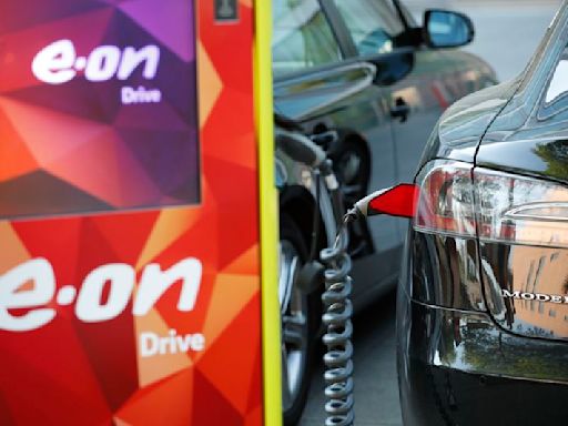 E.ON posts stable Q1 profits, raises investments by a quarter