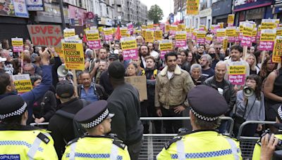 Miles de manifestantes contra el racismo salen a las calles de Gran Bretaña y desafían a grupos de ultraderecha