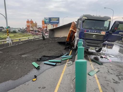 高屏大橋清晨砂石車翻覆 占3車道尖峰時段大塞車