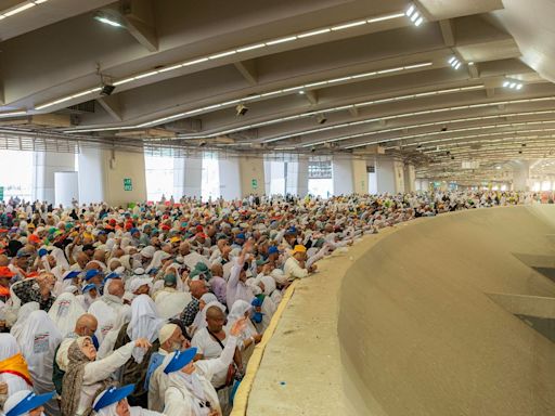 Los peregrinos musulmanes "lapidan al diablo" bajo un calor sofocante durante la celebración del 'Haj'