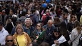 La celebración de Sant Jordi arranca con las calles de Barcelona abarrotadas pese al frío