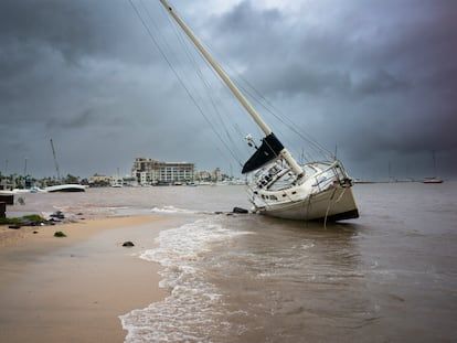 La trayectoria del Huracán ‘Beryl’, en vivo | El huracán ‘Beryl’ sube a categoría 5 y amenaza con impactar en México dos veces