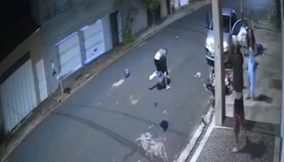 Video: una pareja se defendió a golpes y patadas de dos ladrones que intentaron robarles el auto