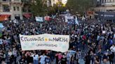 La Jornada: Universitarios marchan en defensa de la educación pública en Argentina