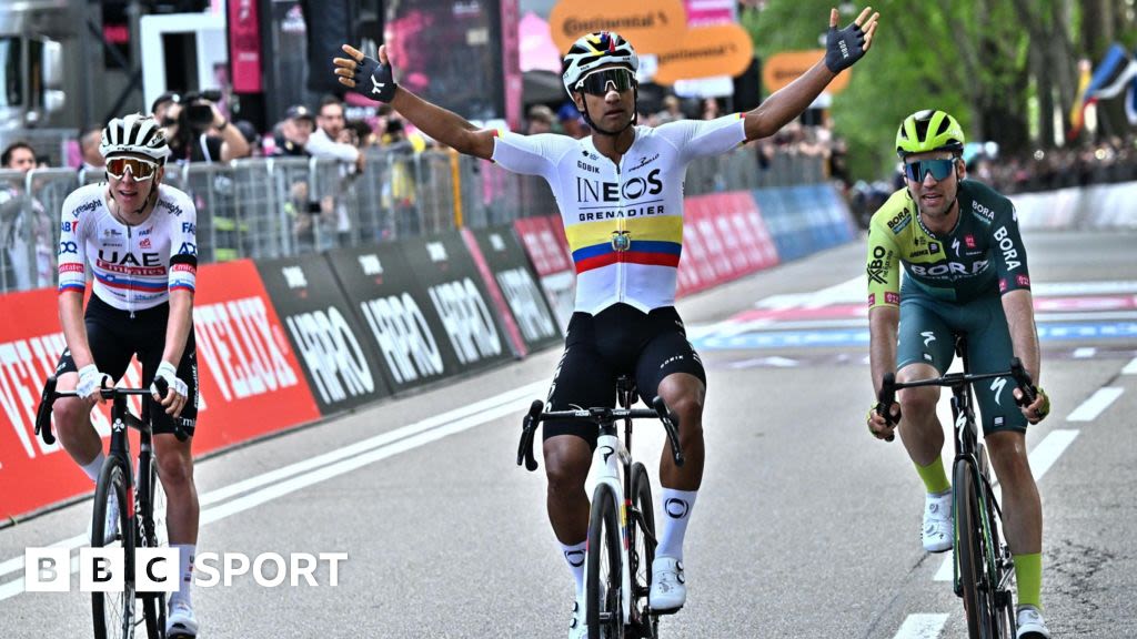 Giro d'Italia: Narvaez wins opening stage with Pogacar third