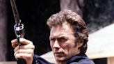 La frase de Clint Eastwood que disparó la venta de una pistola desconocida y revolucionó el mercado de las armas en EEUU