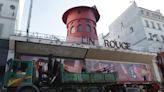 Se desploman las aspas del icónico Moulin Rouge en París