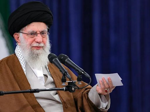 Un asesor de Jamenei dice que Irán "tendrá que cambiar su doctrina nuclear" si hay "amenazas" a su "existencia"