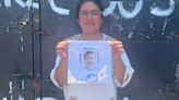 Colectivos realizan bordados con nombres de personas desaparecidas en el Zócalo